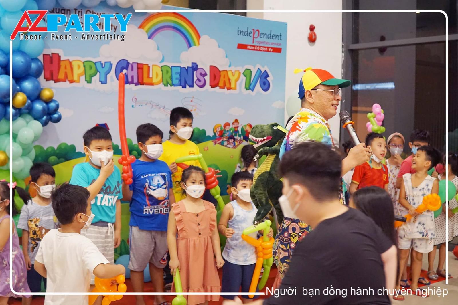 các em thiếu nhi lên sân khấu tham gia vào các hoạt động vui nhộn